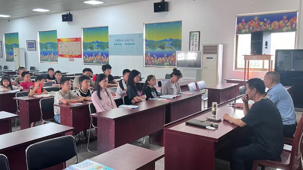 曹娥派出所暑假期間在金村村文化禮堂開(kāi)展“打瑤”整治專項(xiàng)宣傳