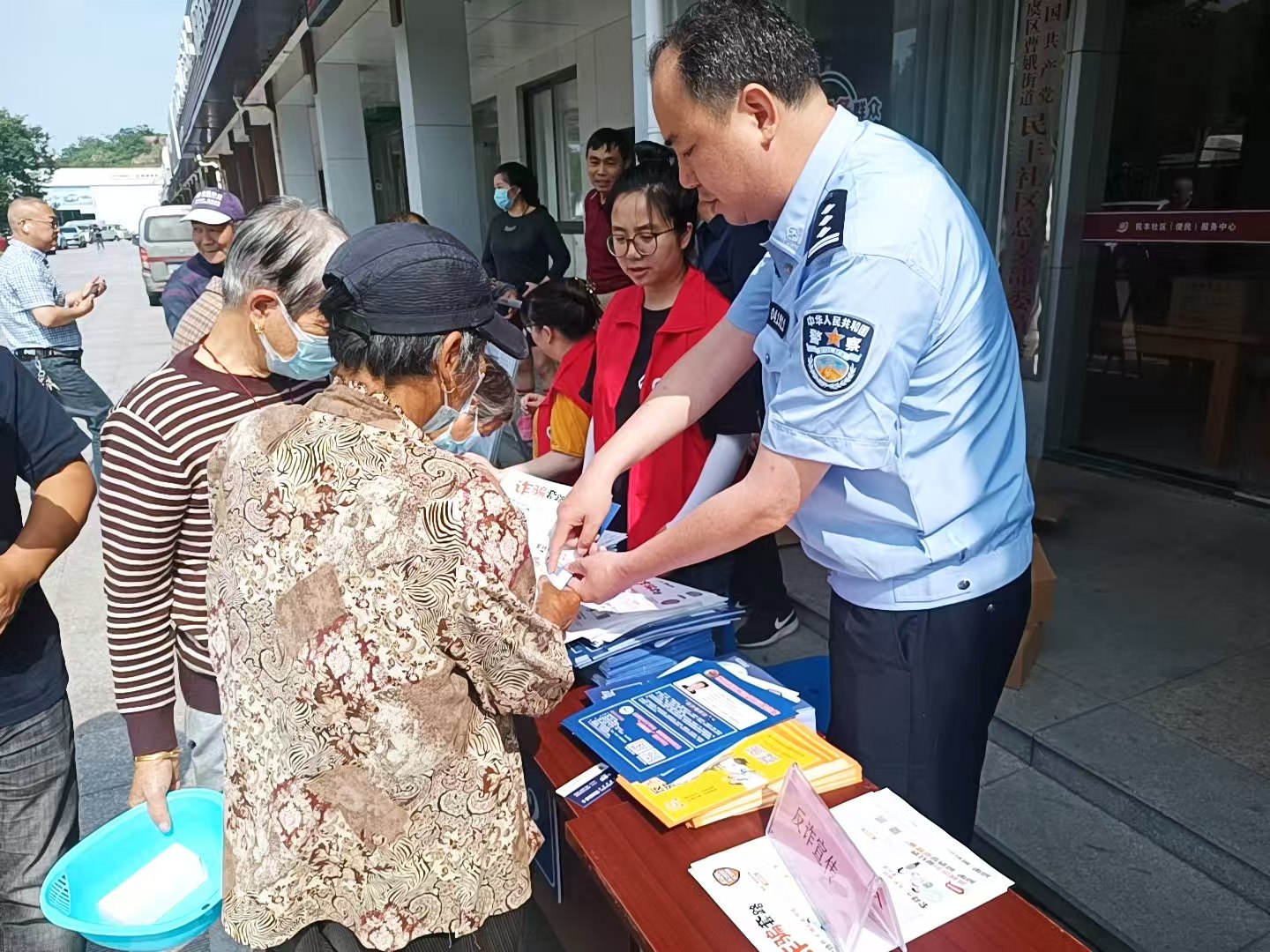 曹娥派出所在曹娥社區(qū)對(duì)轄區(qū)居民開(kāi)展“打瑤”整治專項(xiàng)宣傳